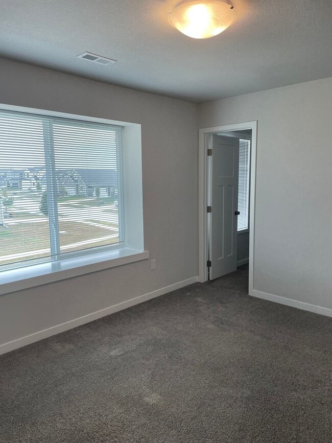 Building Photo - FREE RENT SPECIAL!  3 bedroom 3 bathroom Single-Family Home in Urbandale, IA