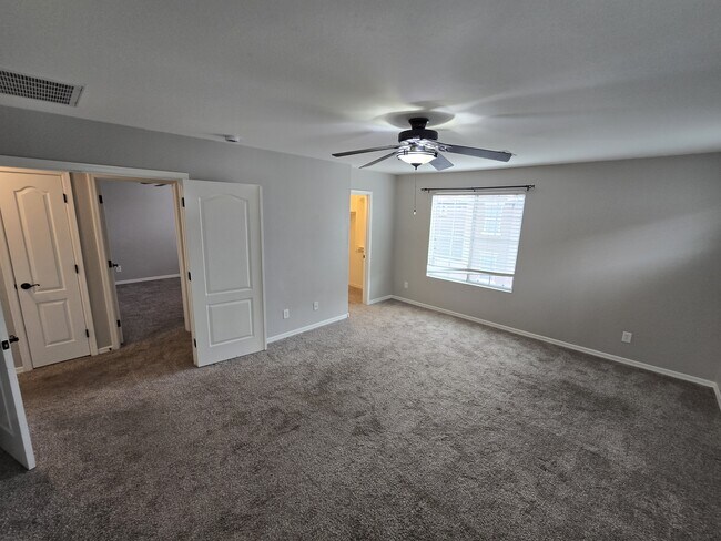 Building Photo - 950 S Wallrade Ln