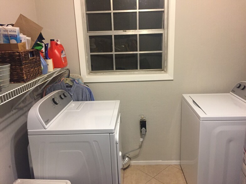 Laudry room - 5030 Shumate Rd