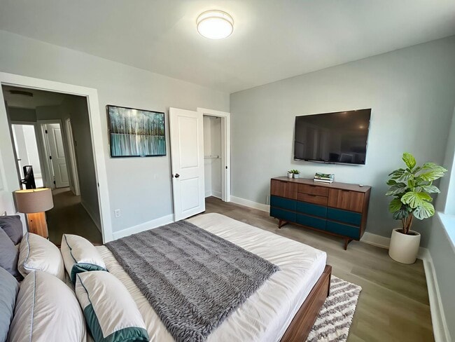 Building Photo - Remodeled 3bd/1 House with Rear yard!! SEC...