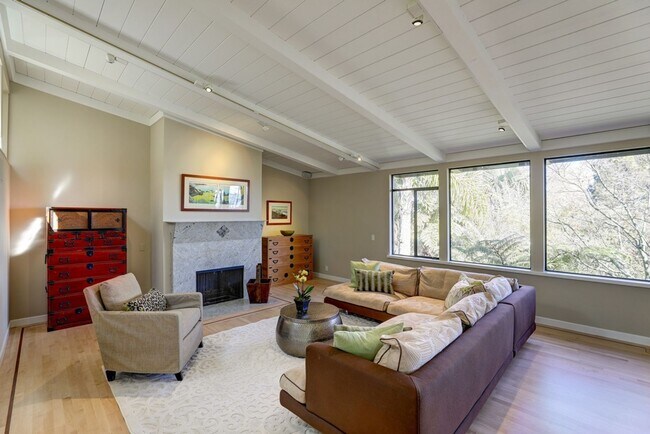 Building Photo - FIVE BEDROOM THREE-AND-A-HALF BATH HOME WI...