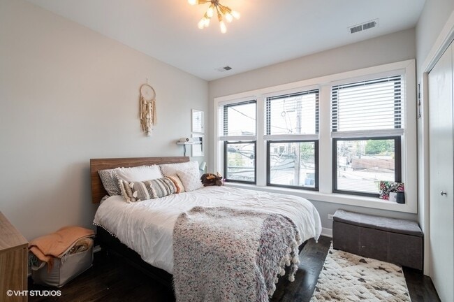 Building Photo - 3550 N Racine Ave