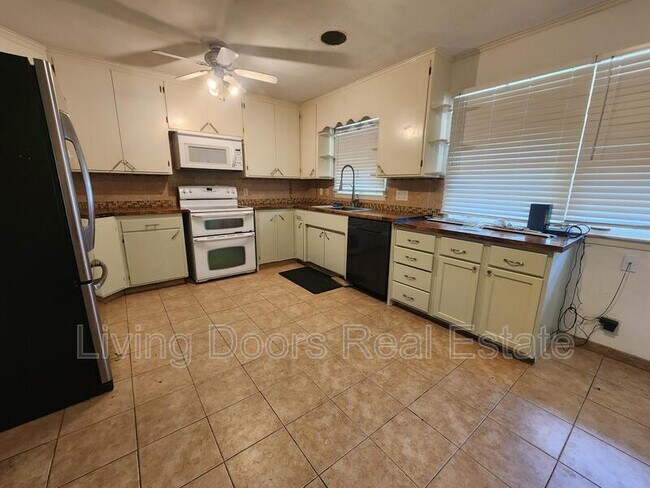 Primary Photo - 3870 Steele Ave