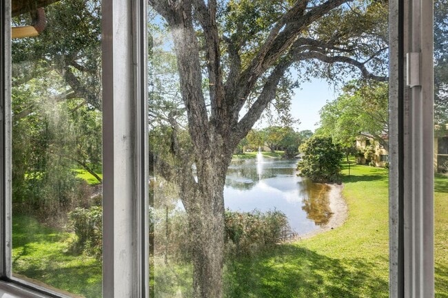 Building Photo - 830 SW 9th St Cir