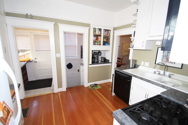 Building Photo - NICELY MAINTAINED 4 BED QUEENE ANNE HOME FOR RENT W GARAGE!