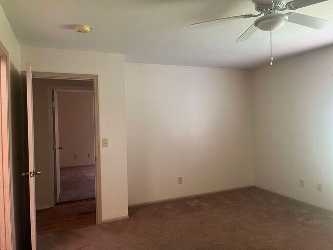 Building Photo - Updated and bright two bedroom condo