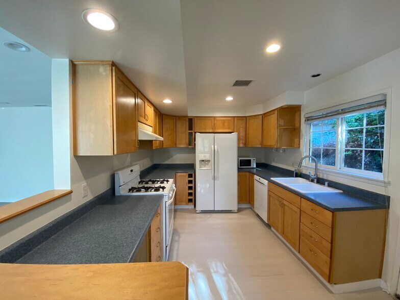 Building Photo - 5460 Kester Ave