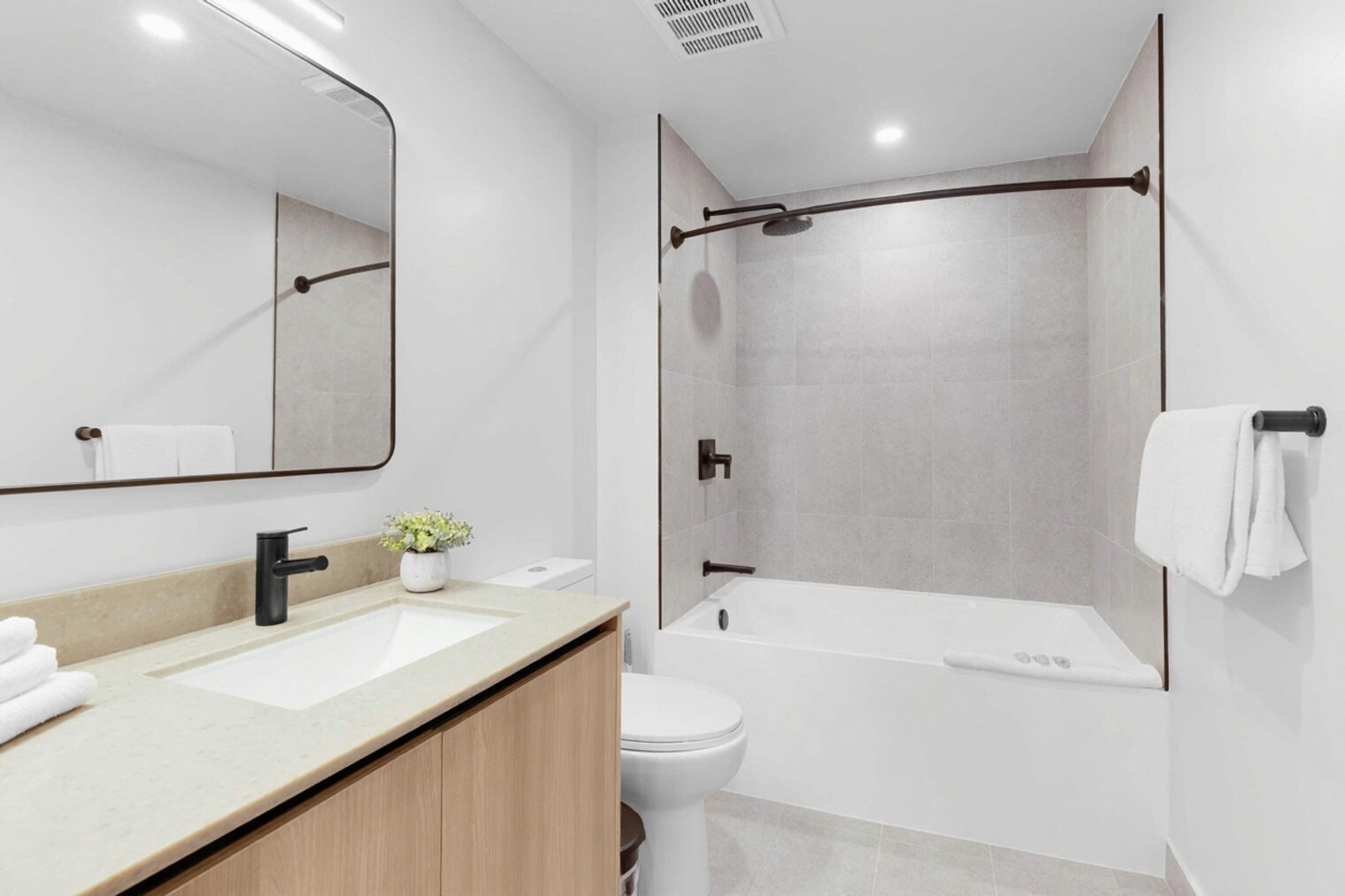 Building Photo - 501 NE 1st Ave