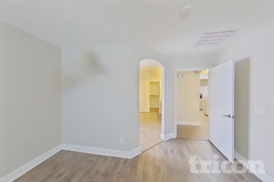 Building Photo - 20711 N Santa Cruz Dr