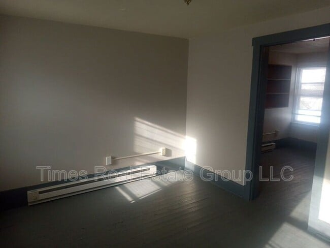 Building Photo - 206 W Railroad St