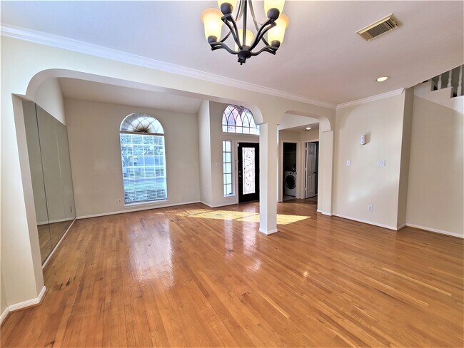 Building Photo - 1719 Abellfield Ln