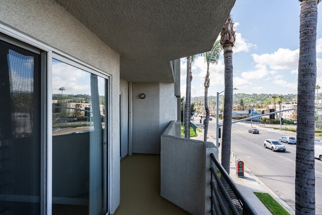 Building Photo - Smartly Designed 2-Bedroom Apartment in Prime Studio City Location