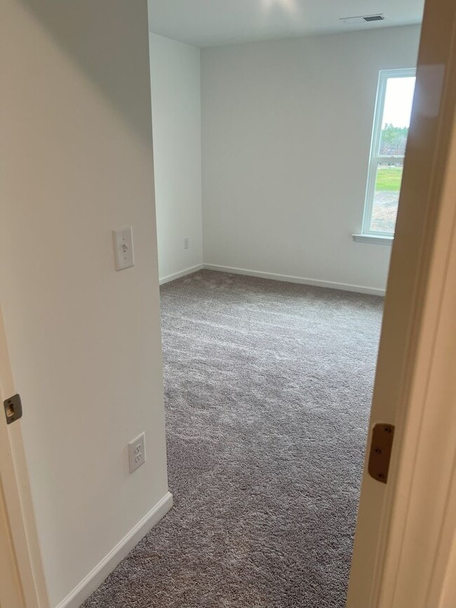 Building Photo - Bright & Modern 3-Bedroom Townhome in a Prime Triangle Location!