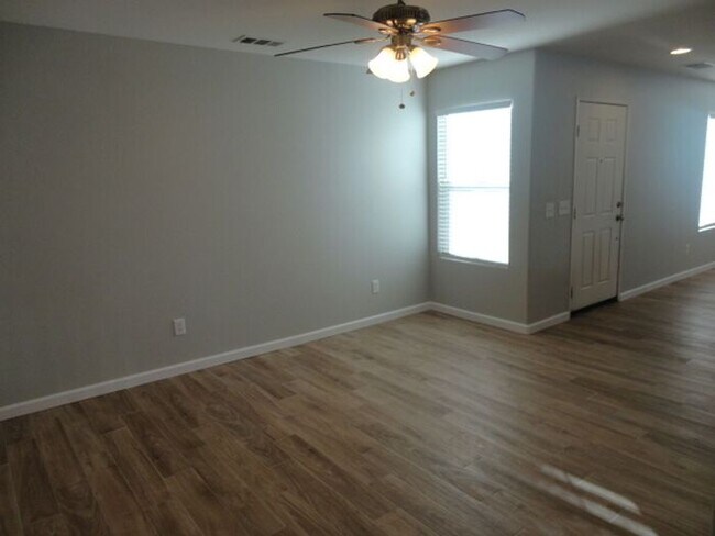 Building Photo - Beautiful 4 + 2.5 Home Palmdale