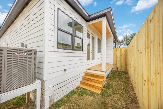 Building Photo - 422 E 41st St