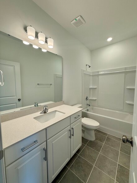 Shared Bath - 551 Silver Star Blvd