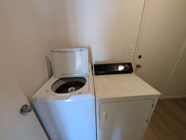 Building Photo - 3 Bed 2 Bath Home