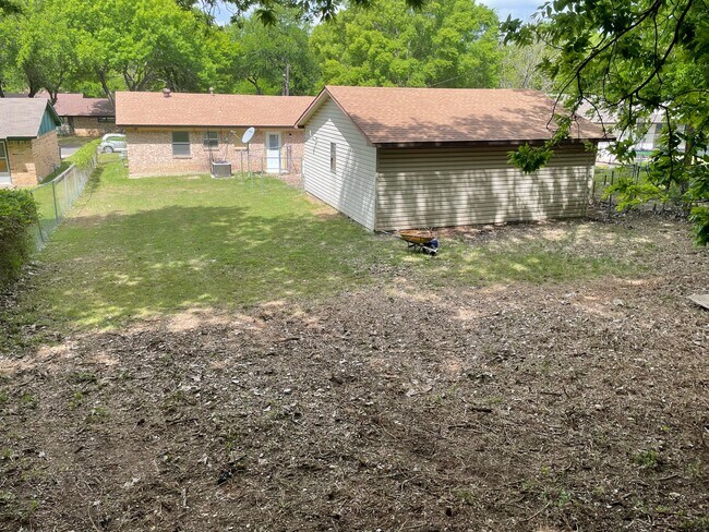 Building Photo - 1338 McCall St