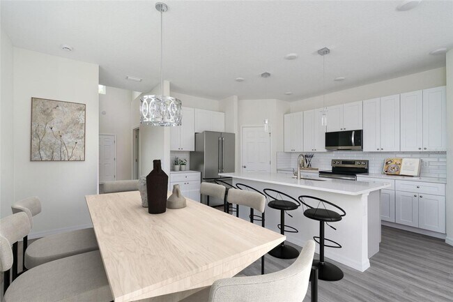 Building Photo - 4/3.5 with a loft in Longwood!