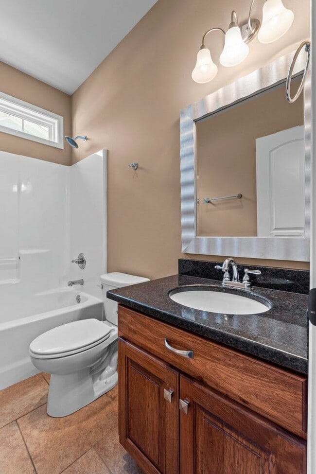 Building Photo - BEAUTIFUL Neighborhood Home!