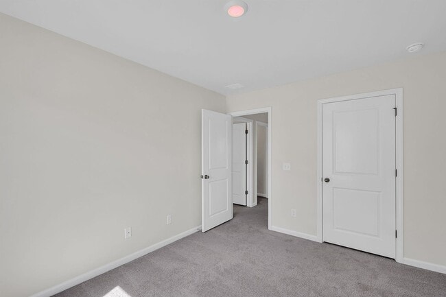 Building Photo - 4 Bedroom 3 Bath Home Located in Shell Poi...