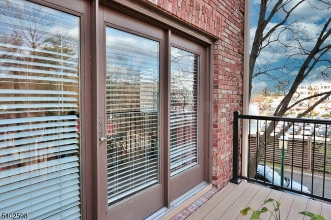 Building Photo - 35 Mews Ln