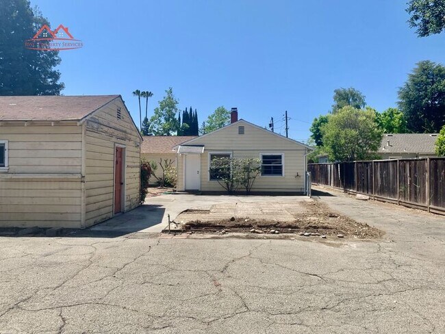 Building Photo - 1385 Ranchita Dr