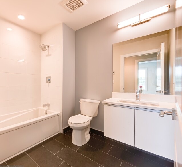 Bathroom with heated floor - 16 Boardman St