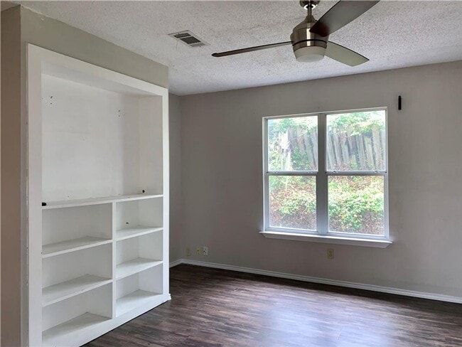Building Photo - 2406 Stirrup Dr