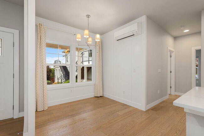 Building Photo - Modern Sammamish Cottage – Light-Filled Living in a Prime Plateau Location