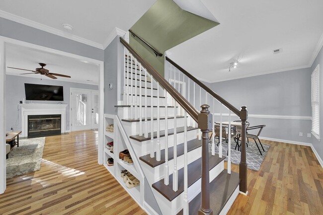 Building Photo - Spacious 4 Bed 2.5 bath Home in Davis Lake...