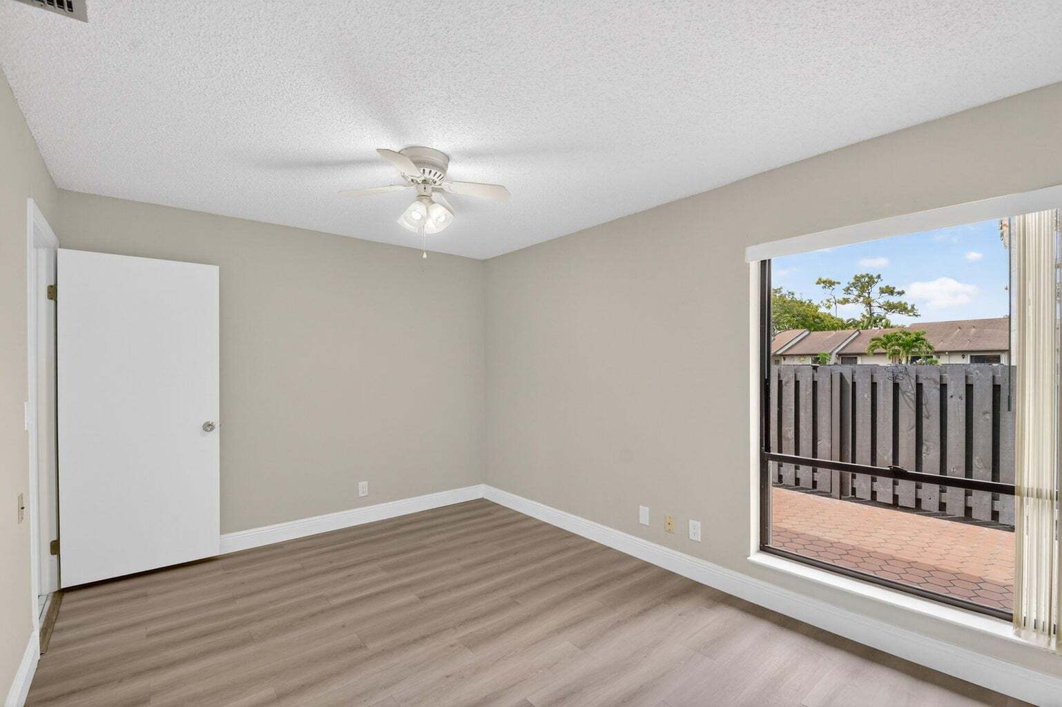 Building Photo - 704 Sunny Pine Way