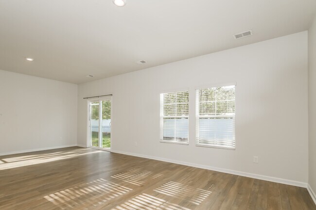 Building Photo - 2752 Desert Rose St