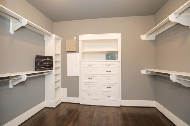 Building Photo - 907 E 25th St