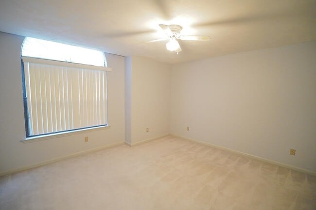 Building Photo - 4424 Stratfordshire Ct