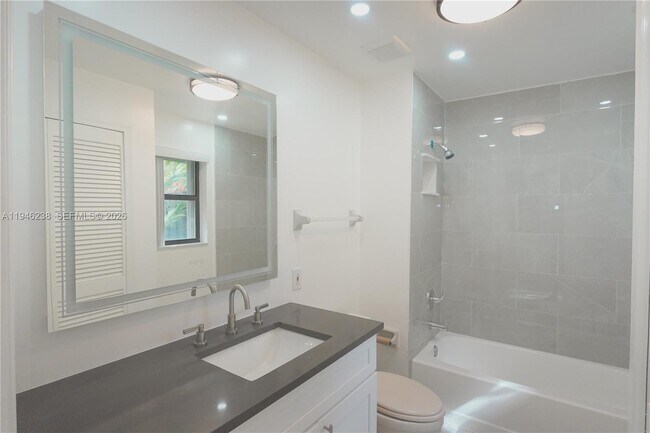 Building Photo - 518 NE 48th St