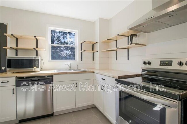 Building Photo - 551 Valley Hill Rd SE