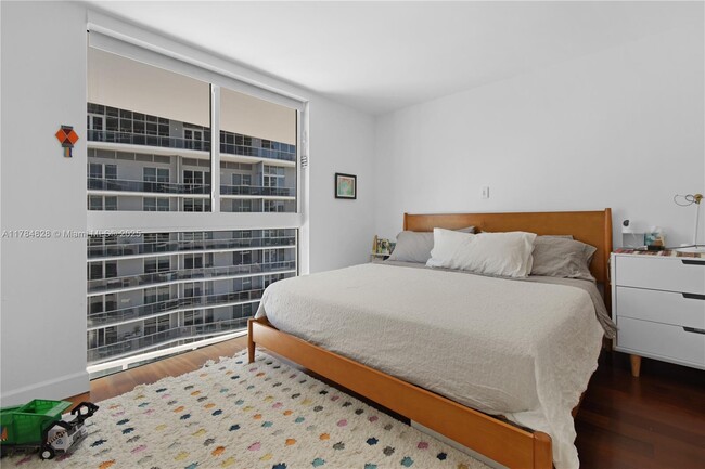 Building Photo - 1800 N Bayshore Dr