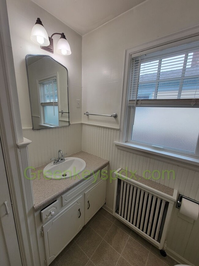 Building Photo - Beautiful 2 Bedroom 1 Bath House with Atta...