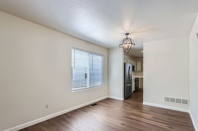 Building Photo - Gorgeous 4 Bed 2.5 Bath Home in Wolf Creek!