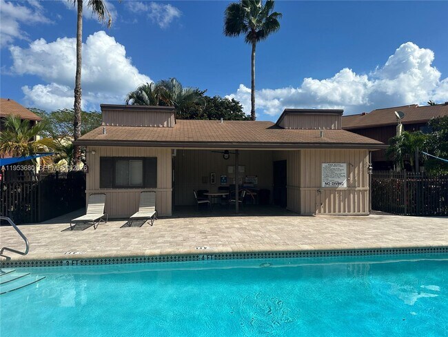 Building Photo - 458 SE 14th St