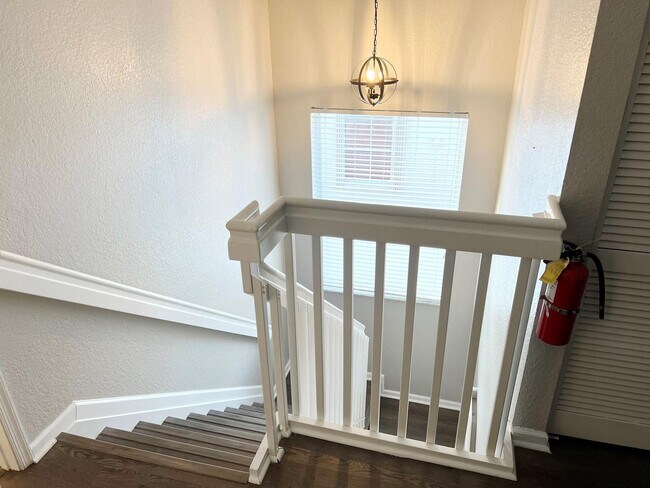 Building Photo - 4926 Ave