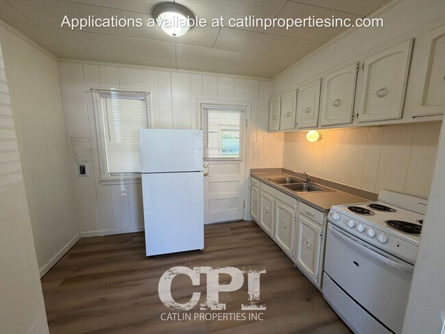 Building Photo - 806 1/2 Ayers Duplex - Multi - Family