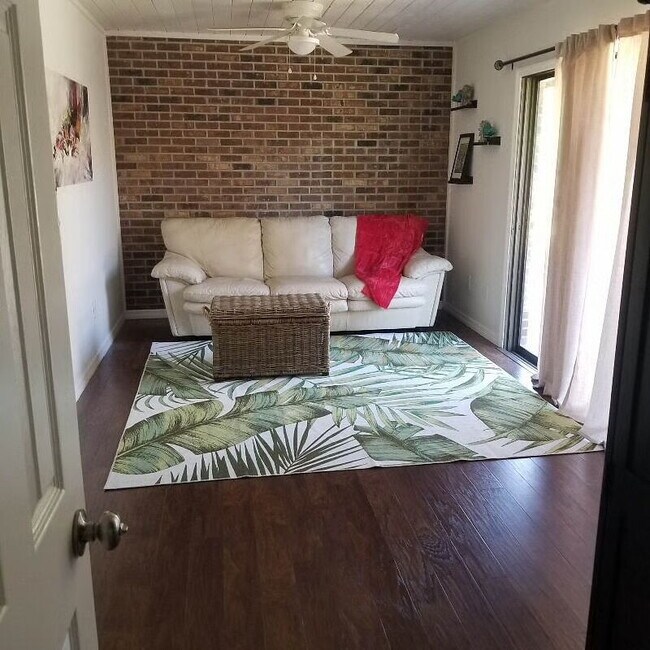 Building Photo - Furnished 3-Bedroom Pool Home