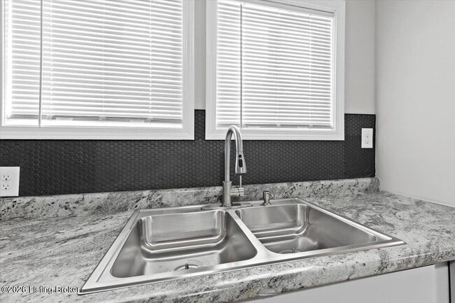 Building Photo - 1018 S 47th St