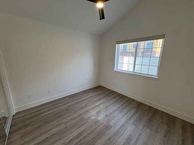 Building Photo - Remodeled 1 Bed/1 Bath Unit in Prime Location - Broadway