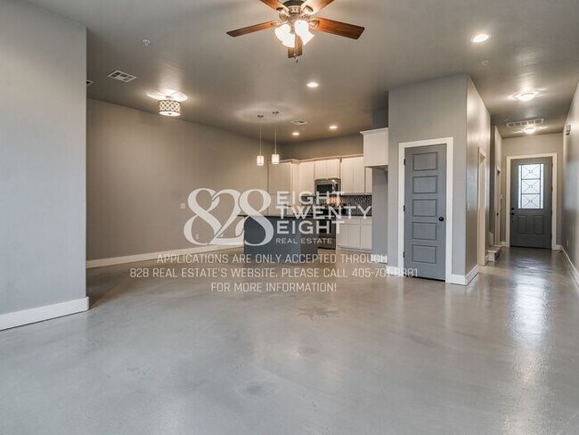 Building Photo - *AVAILABLE NOW!* Urban chic 3 bed/2.5 bath Townhome in West Norman!
