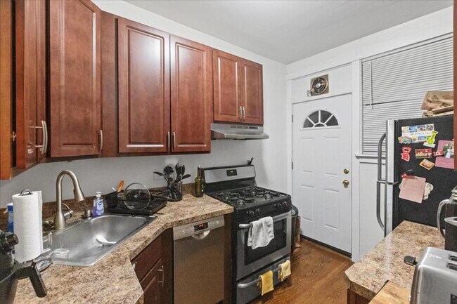 Building Photo - 3 bedroom in Chicago IL 60614