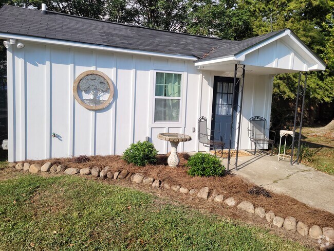 Building Photo - 10265 Hillyard Ave