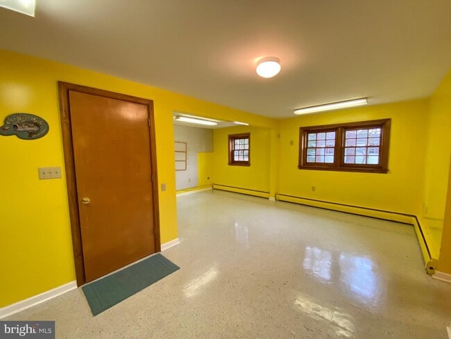Building Photo - 515 Lakeview Ave